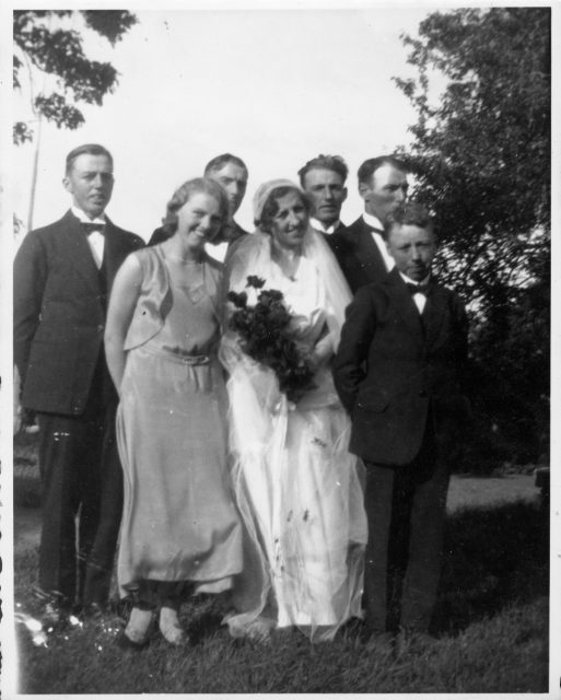 ave_0015 Fra faster Rines bryllup. I r�kkef�lge st�r alle s�skende: Svend, Agnete, Christian, Rine, Johannes, Orla og Hans.
