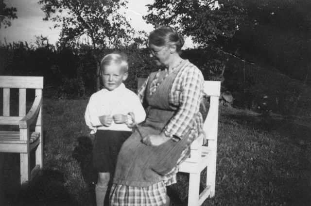 ave_0053 Gerts oldemord Ane Lisbeth med barnebarnet Bent, Christians s�n