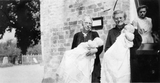 ave_0058 Dobbelt barned�b. Gerts oldemor Ane Lisbeth til venstre. Formentlig Hanses tvillinger Jytte og Inges d�b i Tybjerg kirke