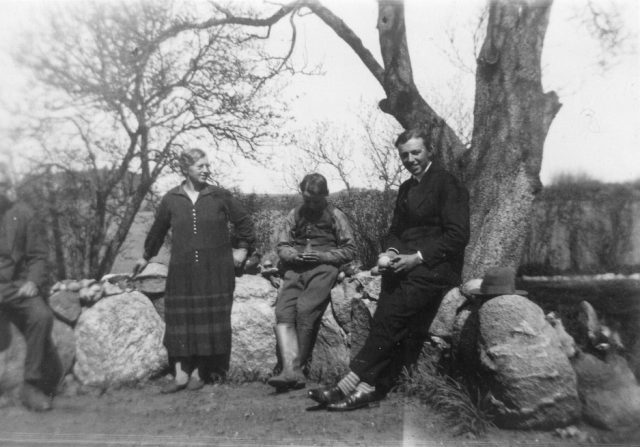 ave_0060 Her er Ane Lisbeth  - hvem er de andre? Faster Nete: Svend til h�jre. Kan kende stens�tningen.