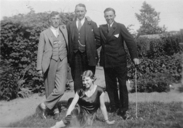 ave_0065 Faster Nete: Taget i Rines have. I midten st�r farbror Rasmus - Frits' bror. Boede et sted i K�benhavn. Til venstre st�r Christian og yderst til h�jre st�r Svend.