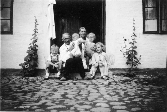 ave_0066 Ane Lisbeth og Fritz med et bundt b�rneb�rn?