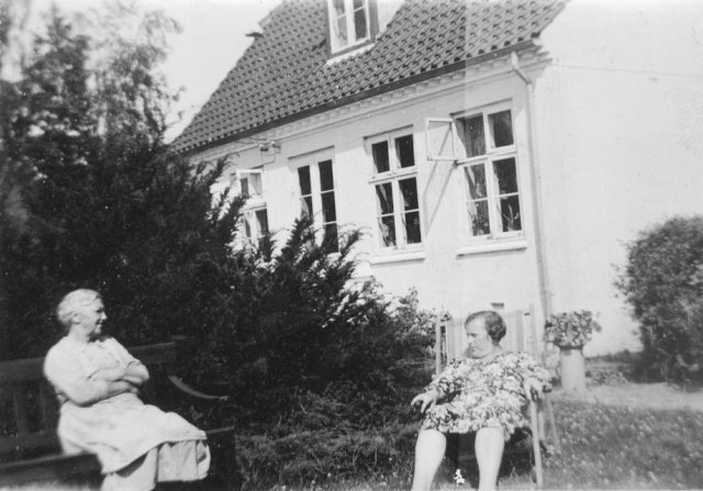 ave_0071 Faster Nete: Ane Lisbeth og Ellen Johanne gift med farbror Christian. Villaen i baggrunden er den sidste villa Fritz og Ane Lisbeth boede i, inden hun d�de og han flyttede til Tybjerg plejehjem.