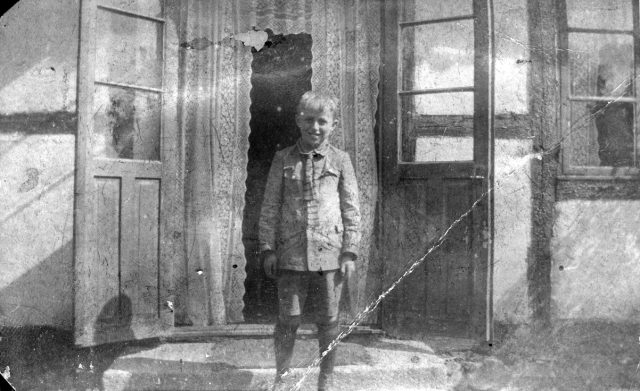 ave_0072 If�lge Gerts far er det m�ske Hans, Orlas mindste bror. Faster Nete: Det et Svend, fotograferet foran d�ren til dagligstuen p� Teglv�rksg�rden i Vandl�se. Estrid: Hans. Egne kommentarer: Det er meget sandsynligt teglv�rksg�rden. Andre billeder bekr�fter dette.