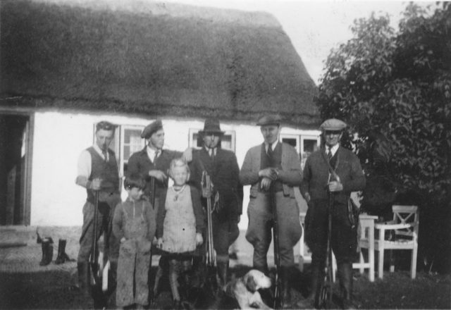 ave_0073 Et jagtselskab?Faster Nete: Johannes? hus i Tybjerglille. Nr. 2 fra h�jre er Johannes