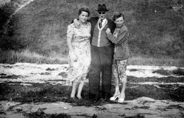 ave_0166 Oldefar Frits. Faster Nete: Det er mig yderst til h�jre. Damen til venstre er venner gennem min mands forretning. Det er taget p� en tur til et sommerhus i Sverige.
