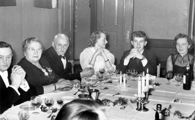 ave_0167 Far: Nr. 2 fra venstre er Tante Anna, Farbror Svends kone. Nr. 3 er Frits. Faster Nete: Til venstre for Frits sidder tante Annas mor fra Egeled. Estrid: Th. for Frits sidder Ane Lisbeth, dern�st J�rgen og Inger Marie (s�skende). Det er m�ske fra Orla og Othilies s�lvbryllyp.