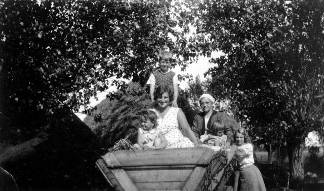 ave_0187 Faster Nete: Agnes Hardrup med 3 b�rn. Hardrupperne var plejeb�rn hos familien og kom ofte p� bes�g med familien. Yderst til h�jre i nederdel st�r Faster Nete.