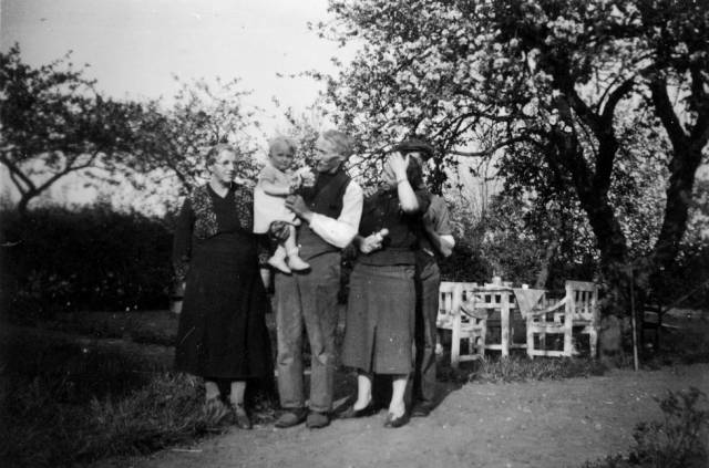 ave_0191 Faster Nete: Fra Stigvang. P� billedet ses Ane Lisbeth, Frits med den lille Ane Lisbeth p� armen, Faster Rine og (formentlig) onkel S�ren bagved.

