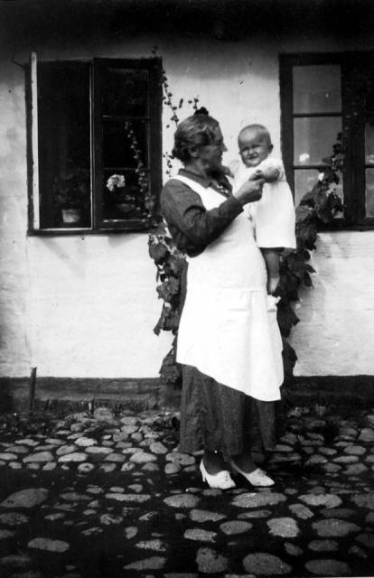 ave_0198 Ane Lisbeth med barnebarn