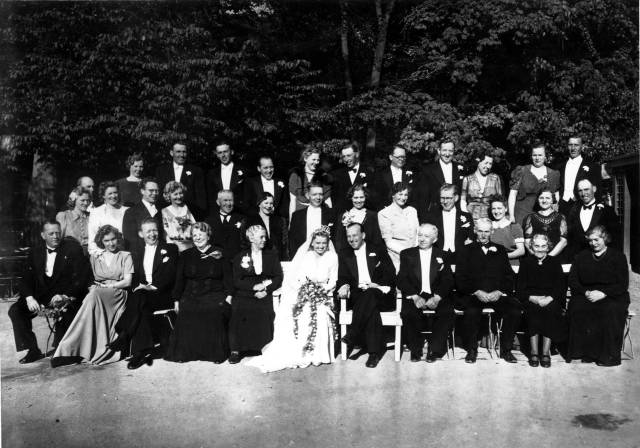 ave_0214 Netes f�rste bryllup. Festen blev holdt i Peter Liebs Hus. Til h�jre for Frits: hans s�ster ? ?en skrap dame, der vidste at kommandere rundt med b�rn?. Faster Nete: Hun hed Tine, og var vistnok halvs�ster.

