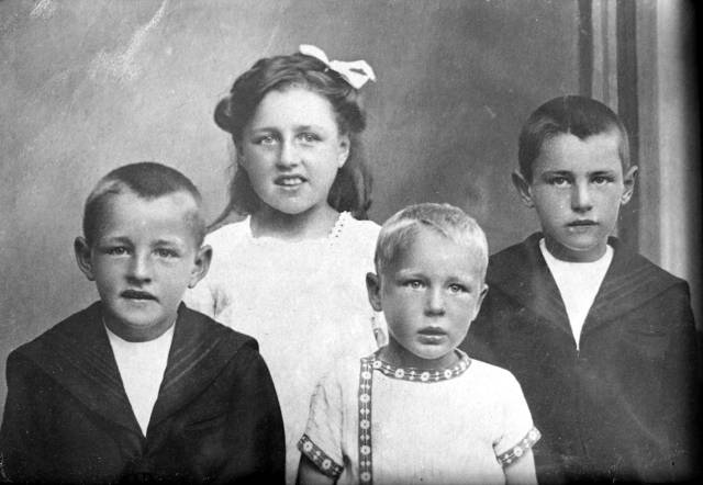 ave_0220 Johannes, Kathrine, Christian, Orla (Svend og Agnete m� ikke v�re f�dt endnu)