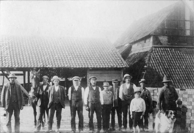 ave_0232 Fra teglv�rksg�rden ved Vandl�se, hvor Ane Lisbeth og Frits boede en overgang. Jeg ved ikke om Frits er med p� billedet.