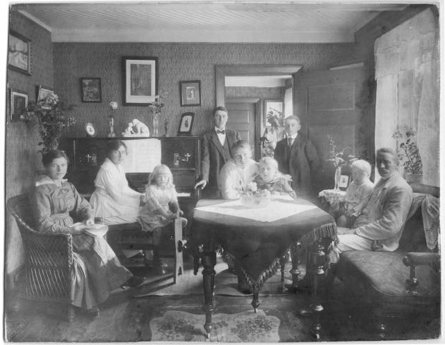 ave_0239_2 Familieportr�t af familien Ane Lisbeth og Frits fra Teglv�rksg�rden i Vandl�se