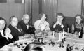 ave_0167 Far: Nr. 2 fra venstre er Tante Anna, Farbror Svends kone. Nr. 3 er Frits. Faster Nete: Til venstre for Frits sidder tante Annas mor fra Egeled. Estrid: Th. for Frits sidder Ane Lisbeth, dern�st J�rgen og Inger Marie (s�skende). Det er m�ske fra Orla og Othilies s�lvbryllyp.