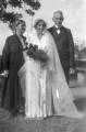 ave_0199 Rines bryllup. St�r omgivet af sin mor og far