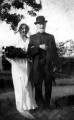 ave_0201 Rines bryllup. Her st�r hun sammen med sin bedstefar Ole Pedersen.