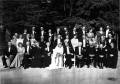 ave_0214 Netes f�rste bryllup. Festen blev holdt i Peter Liebs Hus. Til h�jre for Frits: hans s�ster ? ?en skrap dame, der vidste at kommandere rundt med b�rn?. Faster Nete: Hun hed Tine, og var vistnok halvs�ster.
