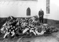 ave_0215 Frits p� Aversi kirkeg�rd ved Ane Lisbeths begravelse.