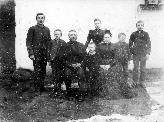 ave_0217 Ole Pedersens familie fotograferet foran Toftegaard. Faster Nete: Yderst til h�jre er Sofus, anden fra h�jre er Jens. 4 tv. Hans.
