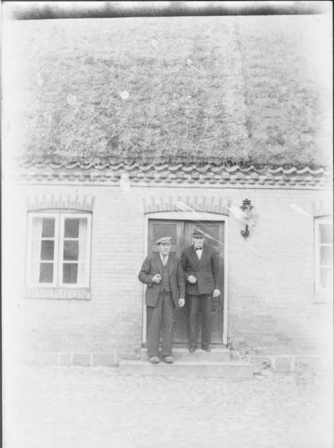 ave_0004 Billedet er taget p� g�rdspladsen p� Tofteg�rd i Aversi. Fra venstre st�r min farfar Orla og hans far Frits. Orla og Othilia overtog g�rden 1946.