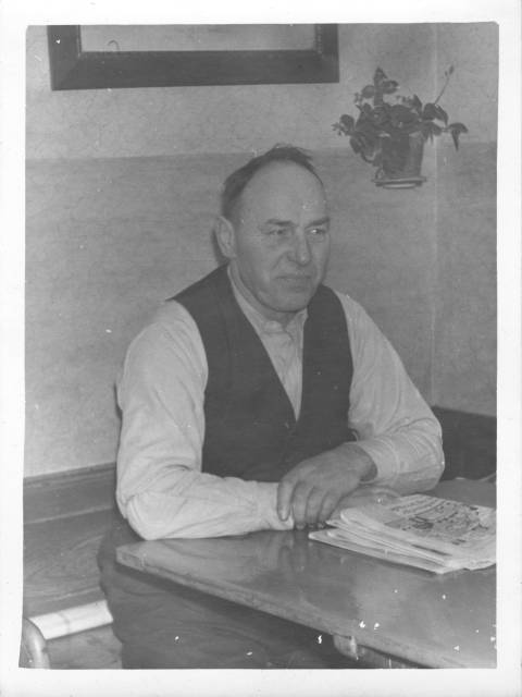 ave_0006 Gerts farfar Orla for enden af det gamle langbord i ?folkestuen? p� Tofteg�rd i Aversi.