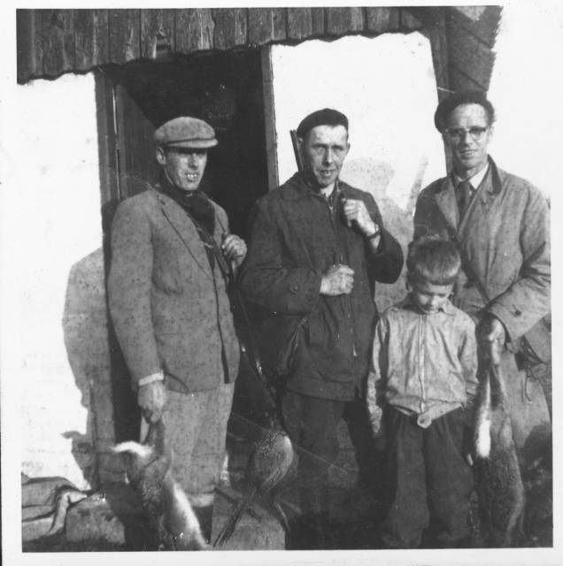 ave_0008 Et jagtselskab fra Tofteg�rd, Aversi. Fra venstre ses Gerts far L�ders, farbor Ole og faster Agnetes mand Eilif og deres s�n ? formentlig Finn. Ca. 1960.