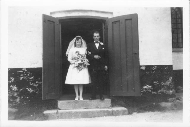 ave_0009 Gerts mors og fars bryllup. Billedet er foran Lillebr�nde kirke, hvor de blev gift.