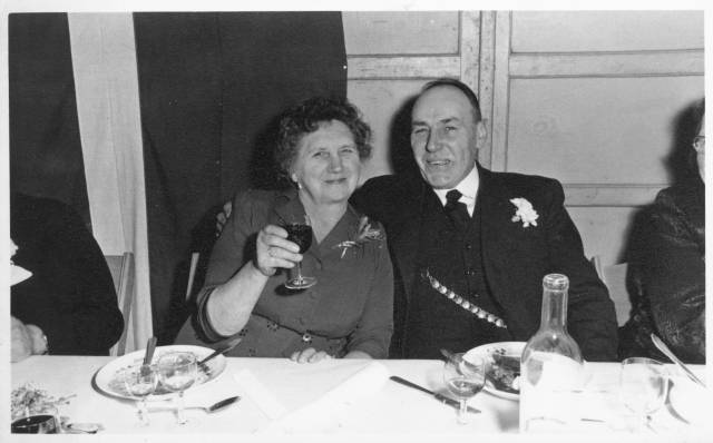 ave_0020 Fra Gerts farbror Ole og Ingers bryllup. Billedet forestiller formentlig Ingers mor og Gerts farfar Orla.