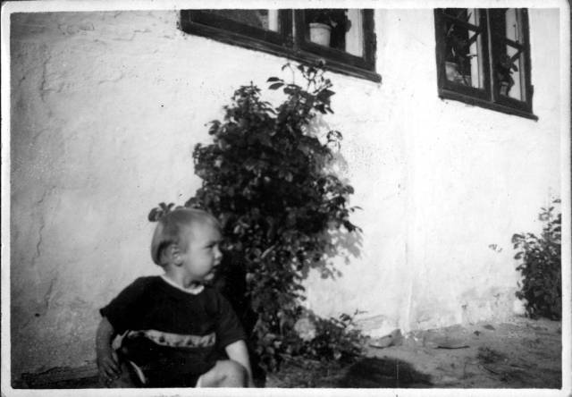 ave_0121 Fotoalbum tekst: ?L�ders paa Trappen i Fensmark 1934?.