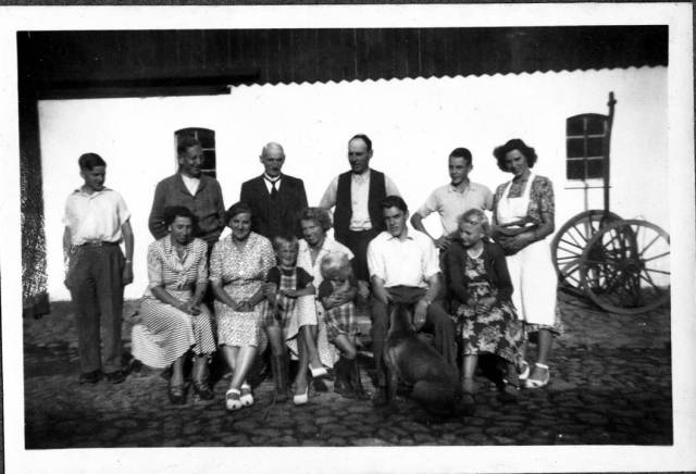 ave_0122 Fotoalbum tekst: En S�ndag paa Toftegaard 1950?. St�ende bagest fra venstre: #1 ukendt, #2 S�ren - faster Rines mand, #3 min oldefar Fritz, #4 min farfar Orla, #5 min farbror Arne, #6 min faster Agnete. Siddende forrest fra venstre: #7 min farfar Orlas s�ster Rine ? faster Rine, #8 Min farmor Othilia, #9 min farfar Orlas s�ster Nete (Agnete) med J�rgen og Finn #9 Min far, #10 Ukendt
