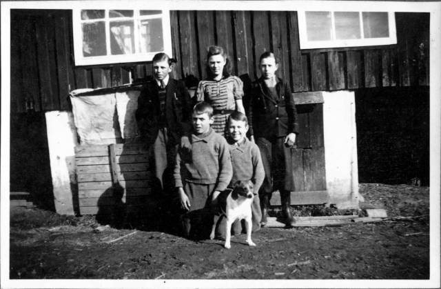 ave_0124 St�ende bagerst fra venstre: #1 Aage, #2 Agnete, #3 Ole. P� kn� forrest fra venstre: #4 min far, #5 Arne. Hunden hed Svip og var en foxterrier.
Fotoalbum tekst: ?Aage og Ole har fridag 1940?
