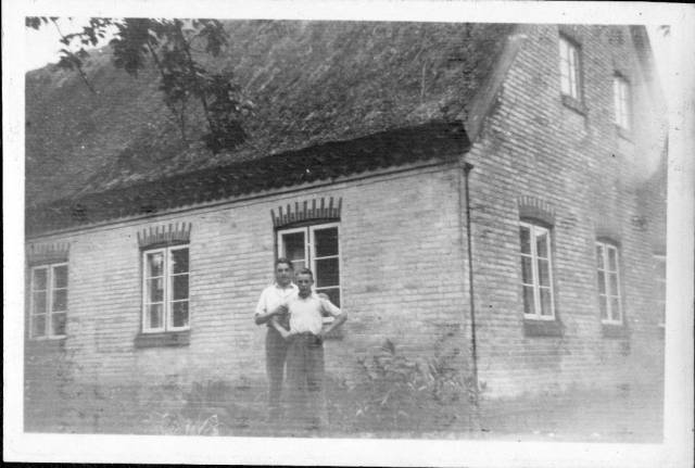 ave_0127 Fotoalbum tekst: L�ders og Arne paa Udkig?.