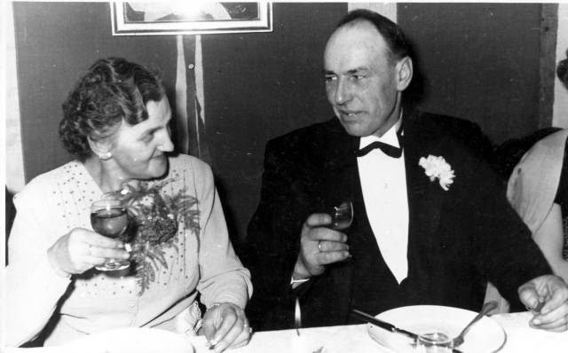 ave_0133 Fotoalbum tekst: Mor og Fars S�lvbrullup 1953