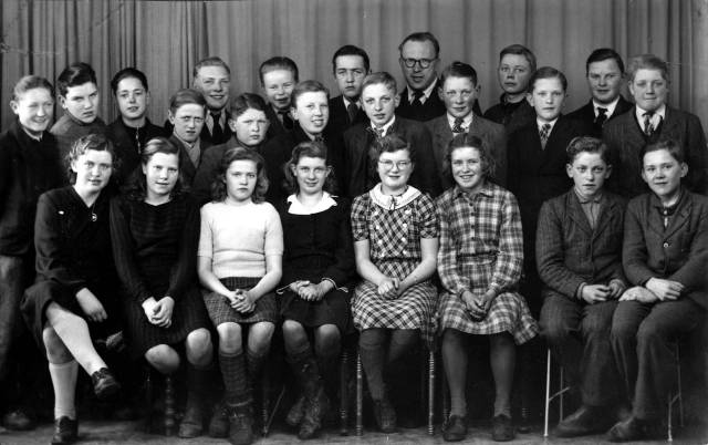 ave_0144 Fotoalbum tekst: 1947. Gerts fars konfirmationshold. Han kan ikke finde sig selv, men kan huske n�sten alle p� billedet. Manden er pastor M�ldrup.