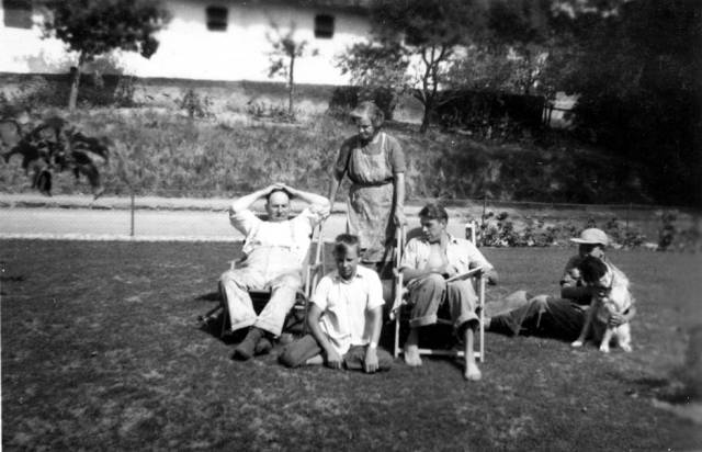 ave_0145 Fra haven i Tofteg�rd. Siddende i liggestole af fra venstre Gerts farfar og far. Gerts farmor st�r imellem og hans farbror Arne sidder foran. Yderst til h�jre med hunden er ukendt.