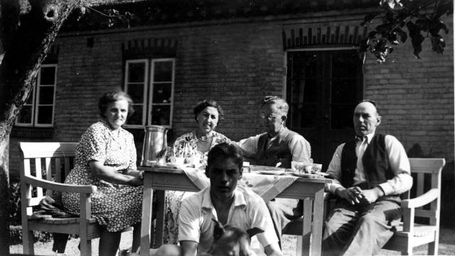 ave_0160 Haveselskab p� Tofteg�rd. Siddende fra venstre: Gerts farmor, s�ster Rine, hendes mand S�ren og forrest Gerts Farfar.