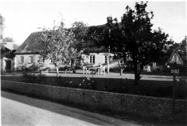 ave_0161 Tofteg�rd. Gerts farfar sidder i haven.