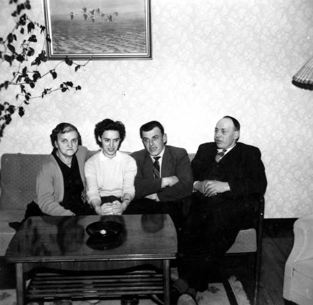 ave_0163 Fra venstre: Gerts farmor, faster Agnete, farbror Aage og farfar Orla.