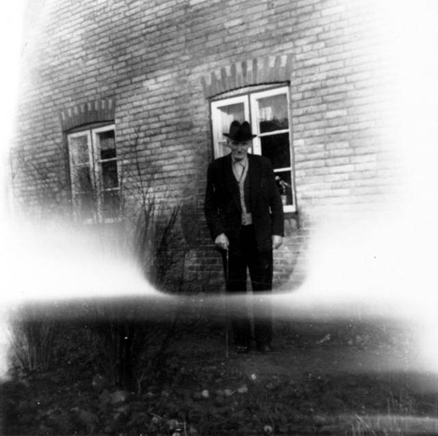 ave_0164 Fritz fotograferet i haven p� Tofteg�rd.