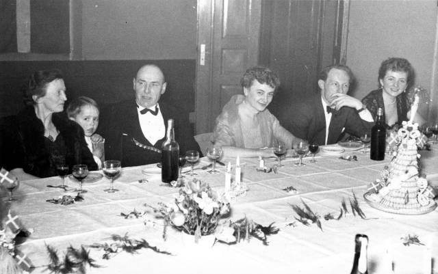 ave_0211 Til venstre for Orla: Ole Christian fra Egeled. Estrid: Ole Christians konfirmation.
