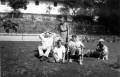 ave_0145 Fra haven i Tofteg�rd. Siddende i liggestole af fra venstre Gerts farfar og far. Gerts farmor st�r imellem og hans farbror Arne sidder foran. Yderst til h�jre med hunden er ukendt.