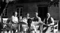ave_0160 Haveselskab p� Tofteg�rd. Siddende fra venstre: Gerts farmor, s�ster Rine, hendes mand S�ren og forrest Gerts Farfar.