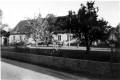 ave_0161 Tofteg�rd. Gerts farfar sidder i haven.
