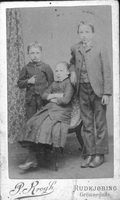 ave_0085 Forestiller formentlig Gerts oldefar Frits (yderst til venstre) og to s�skende.