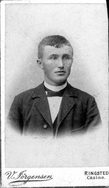 ave_0086 Jeg tror han m� v�re en af Ole Petersens s�nner?