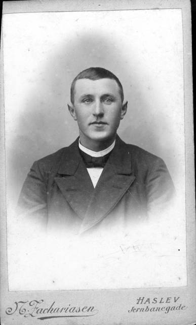 ave_0087 Gerts far mener dette er Hans Otto, gift med Mariane, farmors s�ster. If�lge Sl�gtsbogen og dennes billeder passer det udm�rket.