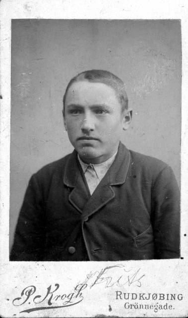 ave_0089 If�lge far, er det Rasmus Hansen ? en bror til Frits. Jeg tror det er Frits. Det er samme person som yderst til h�jre p� ave_0085. Faster Nete: Der er Rasmus ? Fritz? bror.