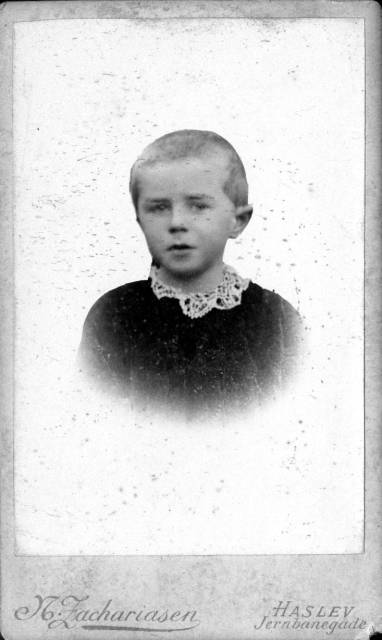 ave_0101 Et fritlagt portr�t taget fra et gruppebillede at familien Ole Pedersen, Toftegaard.
Fotograf: N. Zachariasen, Jernbanegade, Haslev
