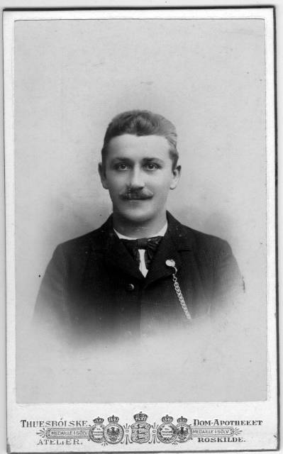 album1_10 Farbror Niels. F�tter til Ane og Hans og plejebarn p� Tranemoseg�rd.
